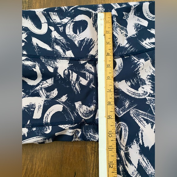 Lululemon Wunder Under Legging women’s 10 Graffiti  Antoinette Navy Hi Rise Crop - Picture 8 of 13